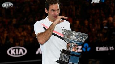 Roger Federer ému aux larmes après avoir remporté l'Open d'Australie aux dépens de Marin Cilic, le 28 janvier 2018 à Melbourne [SAEED KHAN / AFP]