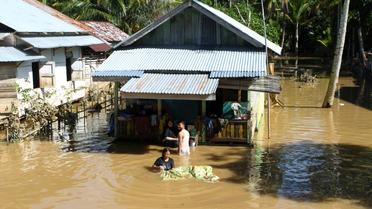 Des habitants de Bengkulu en Indonésie dans leur maison inondée par les suites des pluies torrentielles qui ont touché l'archipel, le 29 avril 2019 [DIVA MARHA / AFP]