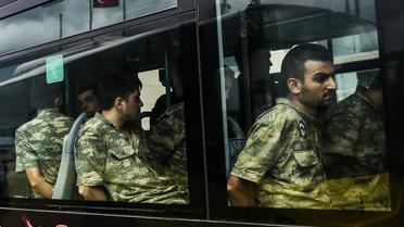 Des soldats turcs soupçonnés d'avoir participé à la tentative de putsch emmenés au tribunal le 20 juillet 2016 à Istanbul [BULENT KILIC / AFP/Archives]