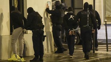 La police interpelle des "gilets jaunes" dans les rues de Paris, le 8 décembre 2018 [Lucas BARIOULET / AFP]