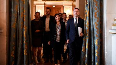 La maire de Paris Anne Hidalgo entourée de ses adjoints, dont son premier adjoint Emmanuel Grégoire.