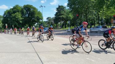 Des milliers de cyclistes se retrouvent sur l'anneau chaque semaine pour pédaler ensemble.