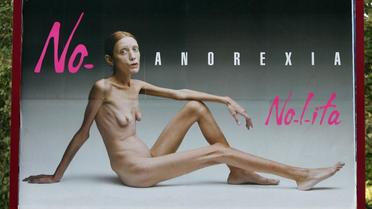 Italie, 2007 : campagne choc dénonçant les conditions extrêmes imposées aux mannequins dans le milieu de la mode.