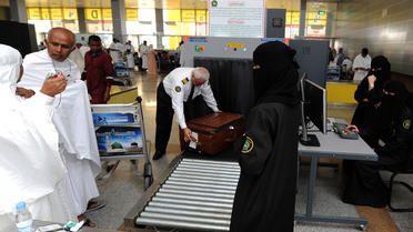Des passagers à l'aéroport de Djeddah.