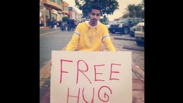 Bandr Al-Swed brandit une pancarte sur laquelle est écrit "free hug" ("câlin gratuit"), dans les rues de Riyad. En s'inspirant de cette vidéo virale, un autre Saoudien, Abdulrahman Al-Kayyal et l'un de ses amis ont été arrêtés par la police religieuse