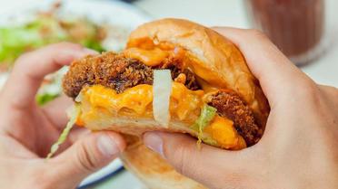 Le burger végétarien l'Atomic sera toujours à la carte au 120, rue du Faubourg Saint-Antoine (12e).