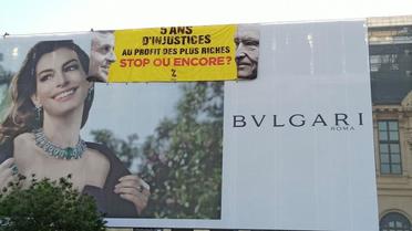 Les militants d'Attac ont déployé une banderole au Louvre ce mercredi matin.