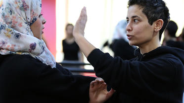 La Jordanienne Lina Khalifeh donne un cours d'autodéfense à des femmes à Amman.