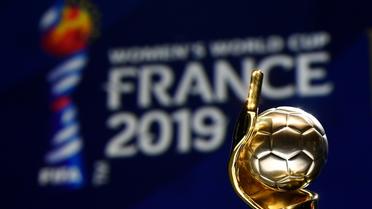 Le trophée du Mondial 2019 exposé lors du tirage au sort à Boulogne-Billancourt le 8 décembre 2018 [FRANCK FIFE / AFP]