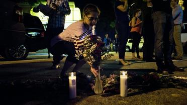 Des fleurs sont déposées au hommage aux victimes de l'attaque de la boite de nuit Pulse le 12 juin 2016 à Orlando  [Brendan Smialowski / AFP]