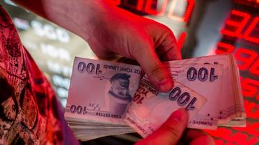 La livre turque en chute libre face au dollar, sur fond de crise diplomatique entre la Turquie et les Etats-Unis [Yasin AKGUL / AFP]