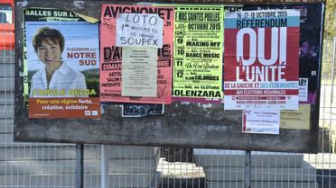 Affiche électorale de Carole Delga (G) sur les panneaux de campagne le 2 novembre 2015 à Toulouse [PASCAL PAVANI / AFP/Archives]