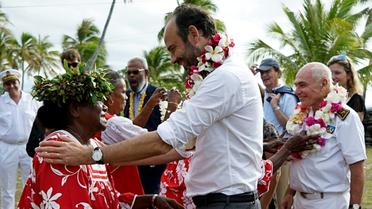 Le Premier ministre Edouard Philippe reçoit un collier de fleurs lors d'une cérémonie de bienvenue sur l'île de Tiga, le 3 décembre 2017 en Nouvelle-Calédonie [Fred Payet / AFP]