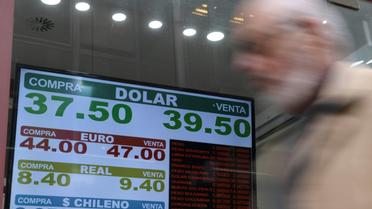 Les taux de changes affichés dans un bureau de change à Buenos Aires, le 3 septembre 2018 [Juan Mabromata / AFP]