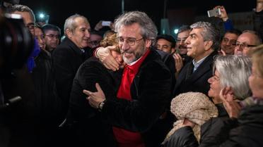 Le rédacteur en chef du journal turc Cumhuriyet, Can Dündar, à sa sortie de prison le 26 février 2016 à Istanbul [VEDAT ARIK / CUMHURIYET DAILY NEWSPAPER/AFP]