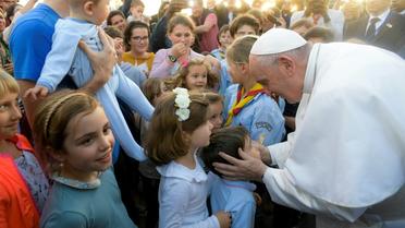 Le pape François rencontre des enfants des écoles catholiques à son arrivée à Rabat, le 30 mars 2019 au Maroc [Handout / Service de presse du Vatican/AFP]