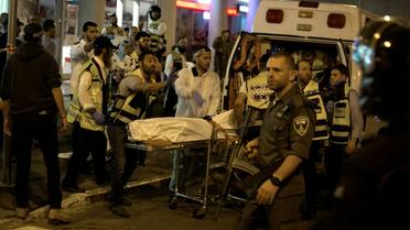 Des ambulanciers transportent le corps d'un Israélien, le 21 octobre 2015 à Jérusalem [MENAHEM KAHANA / AFP]