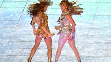 Jennifer Lopez (d) et Shakira, les chanteuses américaine et colombienne qui ont animé la mi-temps du Super Bowl, le 2 février 2020 à Miami (Etats-Unis) [Angela Weiss / AFP]