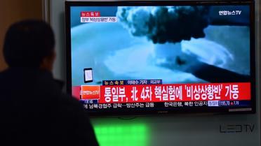 Image retransmise sur un écran de télévision du test de bombe nord-coréen dans une gare ferroviaire de Séoul, le 6 janvier 2016 [JUNG YEON-JE / AFP]