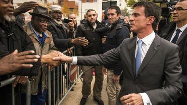 Le Premier ministre Manuel Valls en visite le 26 octobre 2015 dans le quartier de la Vigne Blanche aux Mureaux [LIONEL BONAVENTURE / AFP]