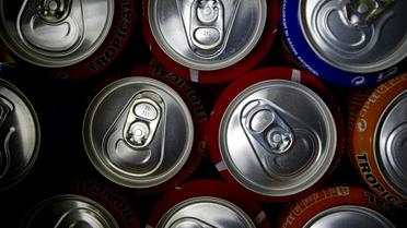 Boire régulièrement un peu trop de boissons sucrées, soit plus d'un petit verre de soda ou de jus de fruits par jour, pourrait favoriser la survenue de cancers, selon une étude [JOEL SAGET / AFP/Archives]