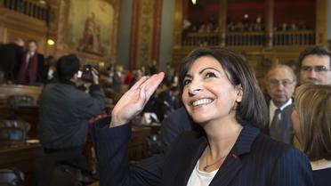 Anne Hidalgo, le 5 avril 2014, salue le public après son élection au poste de maire de Paris  [Joel Saget / AFP/Archives]