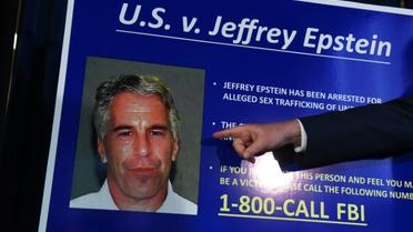 Portrait de Jeffrey Epstein projeté lors d'une conférence de presse du procureur fédéral de Manhattan, Geoffrey Berman, à New York le 8 juillet 2019 [STEPHANIE KEITH / GETTY IMAGES NORTH AMERICA/AFP/Archives]