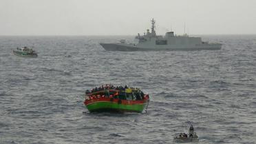 Photo fournie par les autorités italiennes le 20 mai 2015 d'une opération de sauvetage en Méditerranée [- / MARINA MILITARE ITALIANA/AFP/Archives]