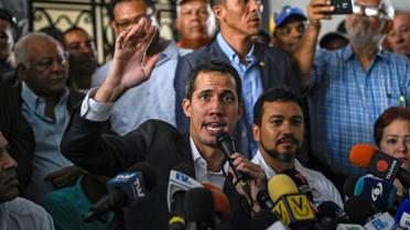 L'opposant vénézuélien Juan Guaido (c) lors d'une conférence de presse, le 5 mars 2019 à Caracas [Federico PARRA / AFP]