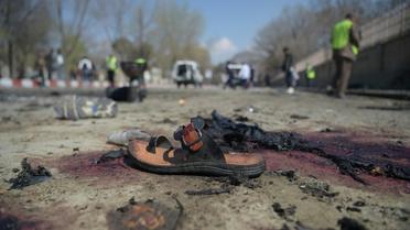 Une sandale sur le site d'un attentat-suicide meurtrier devant l'Université de Kaboul, le 21 mars 2018  [SHAH MARAI / AFP/Archives]