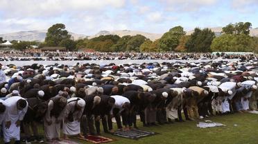 Des milliers de personnes prennent part à la prière du vendredi à Hagley Park à Christchurch, une semaine après la tuerie des mosquées [WILLIAM WEST / AFP]