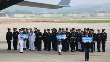 Les restes de soldats américains tués lors de la guerre de Corée sont transférés sur la base aérienne d'Osan le 27 juillet 2018 [Ahn Young-joon / POOL/AFP]
