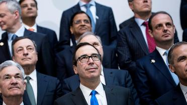Le ministre américain des Finances Steven Mnuchin (C) lors d'une photo prise à l'occasion des réunions du FMI et du G-20, le 20 avril 2018 à Washington  [Brendan Smialowski / AFP]