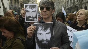 L'acteur argentin Pablo Echarry manifeste avec un portrait de Santiago Maldonado porté disparu le 1er août 2017, à Buenos Aires le 1er septembre 2017 [JUAN MABROMATA / AFP]