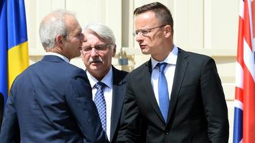 Le ministre britannique des Affaires européennes David Lidington (g) salue ses homologues hongrois et polonais à Varsovie le 27 juin 2016 [JANEK SKARZYNSKI / AFP]