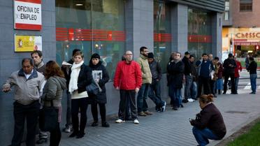 Des demandeurs d'emploi patientent devant une agence pour l'emploi à Madrid le 2 décembre 2014 [SEBASTIEN BERDA / AFP/Archives]