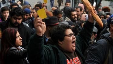 Des Tunisiens manifestent à Tunis contre la loi de finances de 2018, adressant un «carton jaune» au gouvernement, le 12 janvier 2018 [Sofiene HAMDAOUI / AFP]