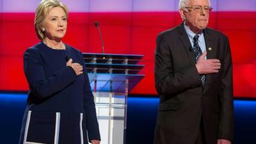 Les deux candidats à la primaire démocrate, Hillary Clinton (gauche) et Bernie Sanders (droite), avant un débat à Flint, Michigan, le 6 mars 2016 [Geoff Robins / AFP]