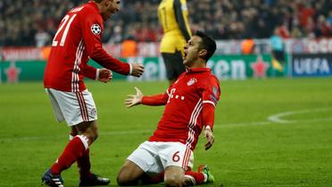 Le milieu du Bayern Munich Thiago Alcantara exulte après son premier but contre Arsenal en Ligue des champions, le 15 février 2017 à l'Allianz Arena [Odd ANDERSEN / AFP]