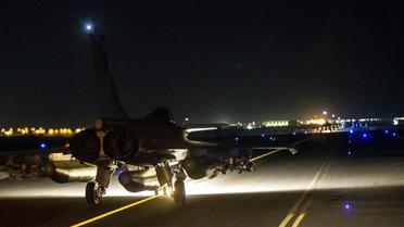 Photo publiée le 15 novembre 2015 par le ministère de la Défense et montrant un Rafale décollant d'un aéroport aux Etats arabes unis pour bombarder Raqa, fief du groupe Etat islamique (EI) [- / ECPAD/AFP]