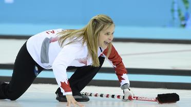 La Canadienne Jennifer Jones laisse exploser sa joie après avoir lancé la dernière pierre qui donne la médaille d'or au Canada aux dépens de la Suède en finale du tournoi féminin de curling aux JO de Sotchi le 20 février 2014 [Jonathan Nackstrand / AFP]