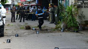 Enquêteurs sur le lieu de l'explosion d'une bombe le 12 août 2016 à Hua Hin en Thaïlande [MUNIR UZ ZAMAN / AFP]