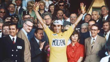 Le Belge Eddy Merckx en liesse bras levés sur le podium au vélodrome de Vincennes, après avoir remporté son 5e Tour de France, le 21 juillet 1974    [STAFF / AFP/Archives]