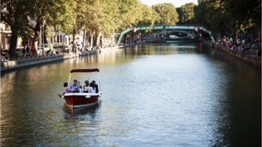 Quinze bateaux sans permis peuvent être loués sur le bassin de la Villette, à Paris.
