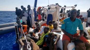 Des migrants à bord du navire Banksy. Image prise  le 29 août 2020 sur une vidéo publiée sur le compte twitter @MVLouiseMichel [- / Twitter account MVLouiseMichel/AFP]