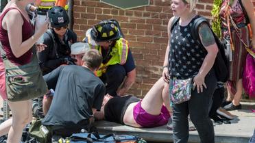 Des victimes recoivent des soins après qu'une voiture a foncé dans la foule, le 12 août 2017 à Charlottesville (Virginie)  [PAUL J. RICHARDS / AFP]