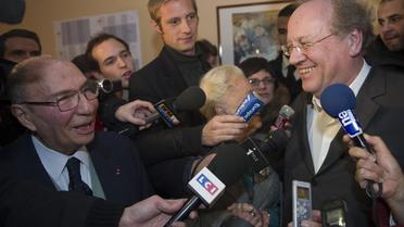 L'ancien maire de Corbeil-Essonnes Serge Dassault (G) s'entretient avec le maire réélu de la ville Jean-Pierre Bechter (D), le 12 décembre 2010 [Bertrand Langlois / AFP/Archives]