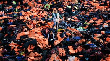 Des gilets de sauvetage laissés à Lesbos par des migrants et réfugiés en provenance de Turquie le 3 décembre 2015 [ARIS MESSINIS / AFP/Archives]
