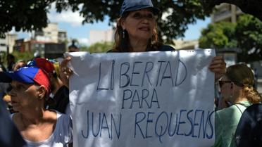 Des opposants manifestent le 11 août 2018 à Caracas, au Venezuela, pour réclamer la libération du député d'opposition Juan Requesens, arrêté sous l'accusation d'avoir soutenu "l'attentat" contre le président Maduro [Federico PARRA / AFP]