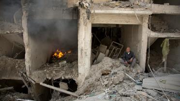 Un homme au milieu des décombres d'un immeuble détruit le 8 juin 2016 à Alep [KARAM AL-MASRI / AFP/Archives]